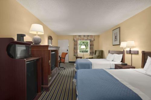 亚历山德里亚Days Inn by Wyndham WestEnd Alexandria,VA Washington DC Area的酒店客房设有两张床和一台平面电视。