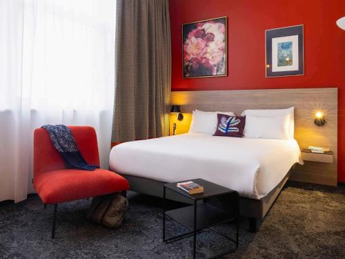 福尔巴克水星佛巴驰中央酒店的酒店客房,设有床铺和红色的墙壁