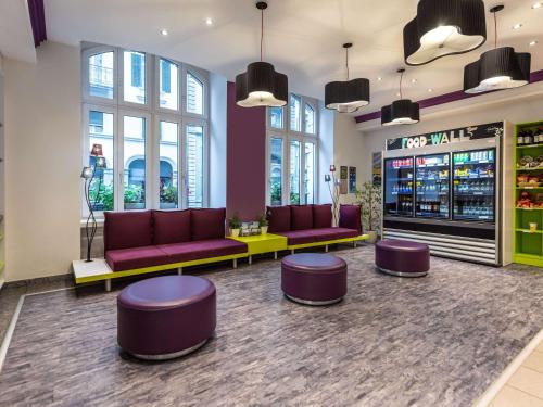卢塞恩卢塞恩宜必思尚品酒店的一间储藏室里装有紫色长椅和凳子的商店