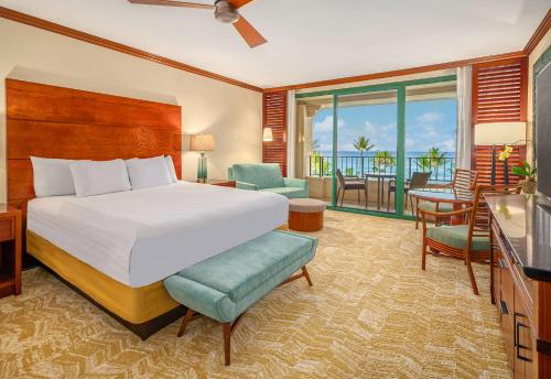 科洛阿考艾岛凯悦Spa度假酒店的一间卧室设有一张床和一个阳台