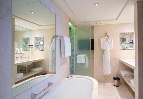 迪拜迪拜海滨大道凯悦酒店的一间带浴缸和大镜子的浴室