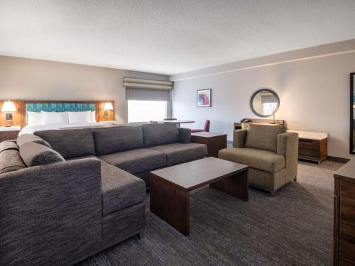 西棕榈滩韦斯特帕姆海滩汉普顿旅馆 - 佛罗里达州汤润派克的客厅配有沙发和椅子