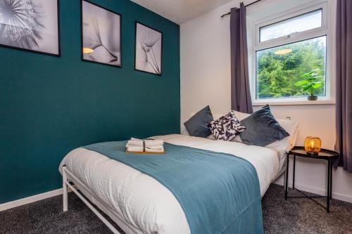 KentonNew Large 2 Bed entire apartment Near Newcastle upon Tyne with Free Parking的一间卧室配有一张带绿色墙壁的床