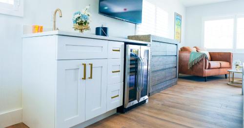 克利尔沃特Ivory Sands Beach Suites的厨房配有白色橱柜和冰箱。