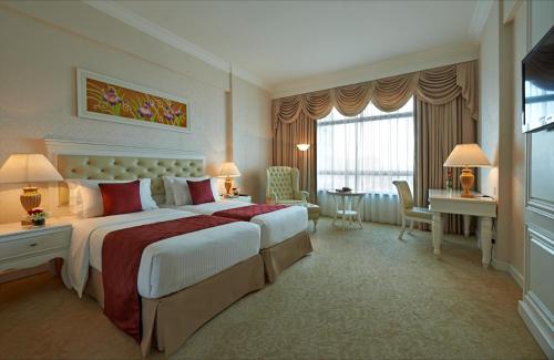八打灵再也朱兰达马沙拉皇家酒店的酒店客房设有一张大床和一张书桌。