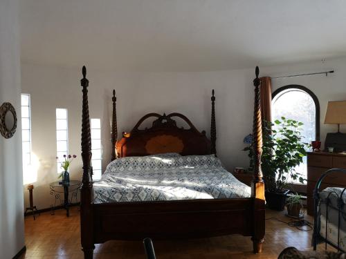 瓦尔达维德La Templière的一间卧室配有一张带木制床头板的床
