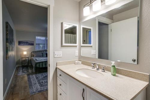 伊纳姆克洛Updated Duplex Home Less Than 1 Mi to Downtown Enumclaw!的一间带水槽和镜子的浴室