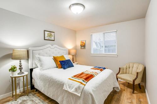 伊纳姆克洛Updated Duplex Home Less Than 1 Mi to Downtown Enumclaw!的卧室配有白色的床和椅子
