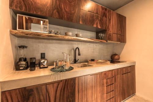 图卢姆NAJ TULUM的厨房配有水槽和台面