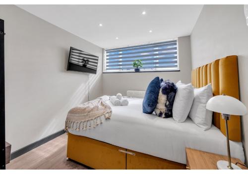 伦敦Get Your Zen On: Relaxing Studio in Central的卧室配有带白色枕头的床和窗户。