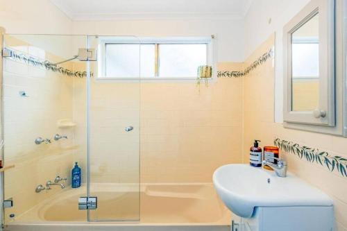 肯图巴LUXMI - "New to Booking"的带淋浴、卫生间和盥洗盆的浴室