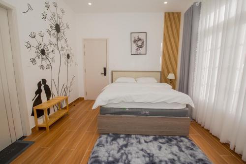 大叻Suri Homestay的一间卧室配有一张床,铺有木地板