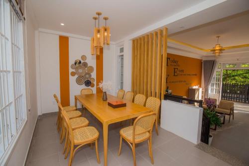 大叻Suri Homestay的一间带木桌和椅子的用餐室
