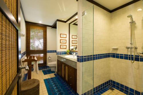 卡塔海滩Katamanda Villa Chanti的一间带水槽、淋浴和卫生间的浴室