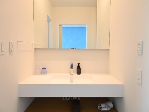 行桥市Solasuna的浴室设有白色水槽和镜子