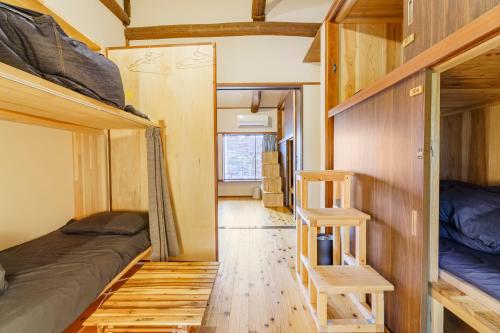 长滨市長濱元浜町宿場　片原楽家的小房间设有两张双层床和梯子