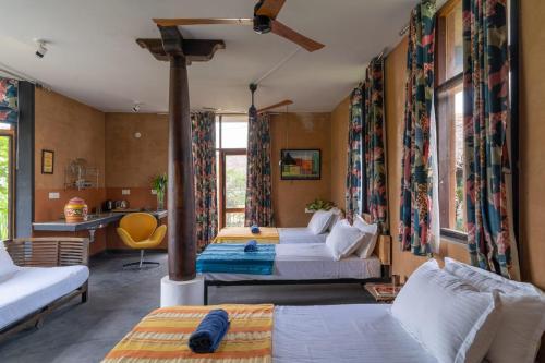 蒂鲁瓦纳马莱Gia Mantra Eco Resort/stay的一间卧室配有两张床和一张书桌