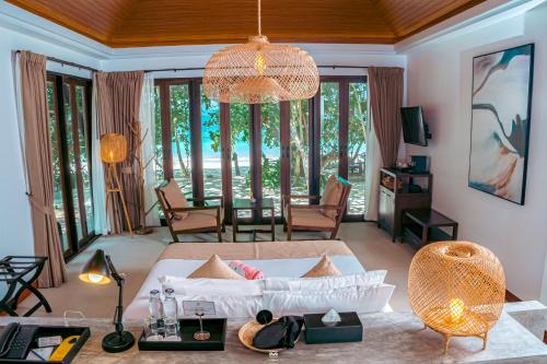 Nga Khin Nyo Gyee IslandVictoria Cliff Resort Nyaung Oo Phee Island的客厅配有白色的沙发和桌子