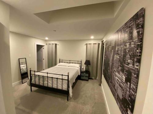 渥太华3 Bedroom Home, 3 Queen Beds, Close To All Amenities的卧室配有一张床和墙上的黑板