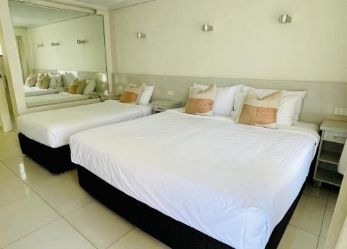 海湾汽车旅馆客房内的一张或多张床位