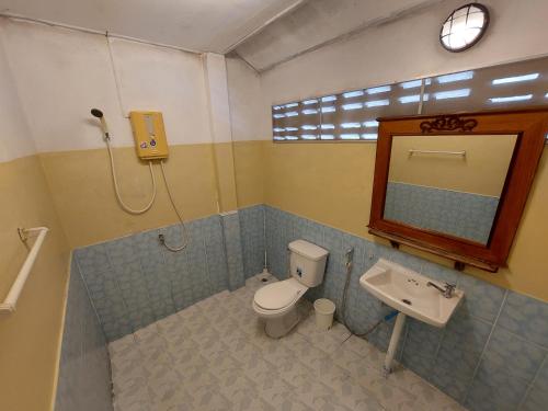 拉迈满月苏梅之家酒店的一间带卫生间、水槽和镜子的浴室