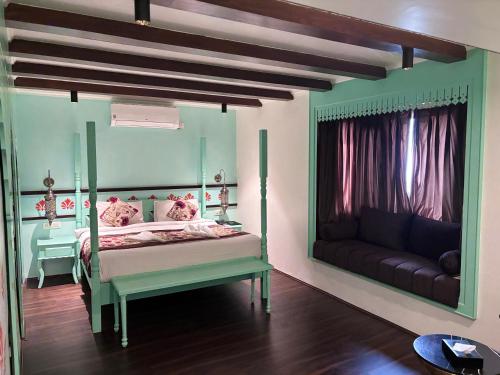 斯利那加Hotel Green Rooms, Vintage Luxury Near Dal Lake的卧室配有一张壁挂镜子的床