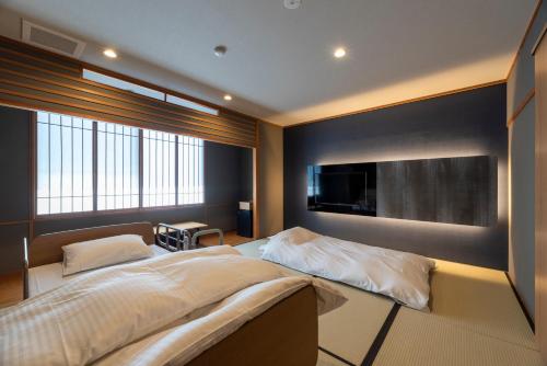 Utsumiサポートイン南知多的一间卧室配有一张大床和一台平面电视