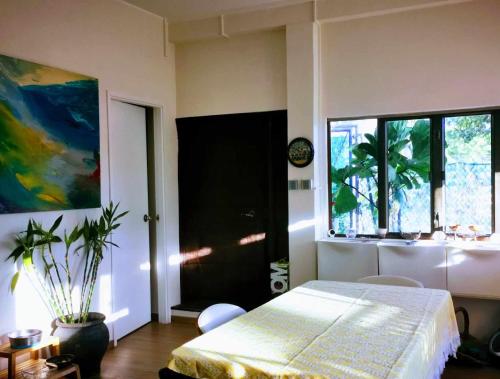 香港A private room in beachside bungalow for women only的一间卧室设有一张床和一个大窗户