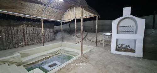 拉斯阿尔卡麦Al Fannan Farm - Camping Area的正在建造的房间,里面设有厕所