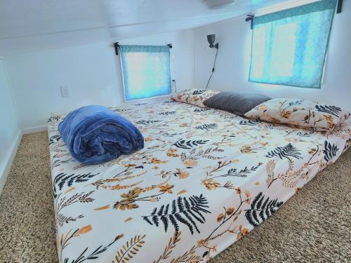 Colorado CityTiny Home Hot Tub的一间卧室配有一张床铺,床上有毯子