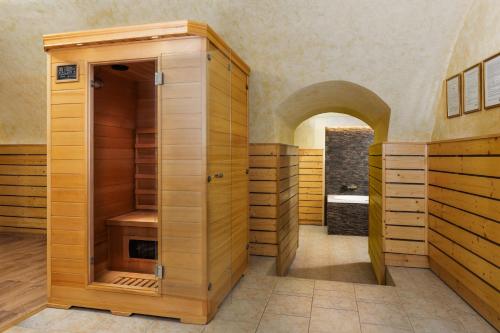 莱沃恰乌列娃酒店的一个带木柜和拱门的桑拿浴室