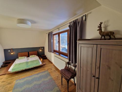 StróżaGarden Apartament Kurnik的一间卧室设有一张床和一个窗口