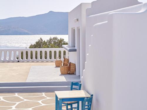 阿基奥斯·索斯蒂斯·米科诺斯Mykonos Lolita的阳台配有椅子,享有水景