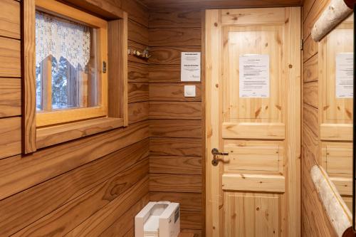 阿卡斯洛姆波罗Hillankukka的木制浴室设有卫生间和窗户。