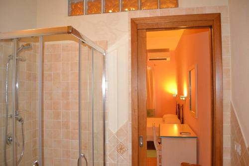圣特奥多罗帕文切拉住宿加早餐旅馆的带淋浴和盥洗盆的浴室