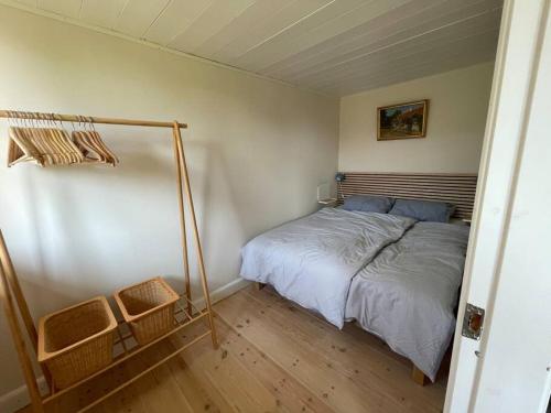 内克瑟Wildernest Bornholm的一间小卧室,卧室内配有一张床铺