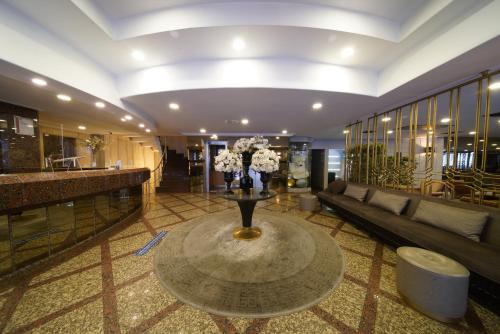 伊斯坦布尔全季酒店的大堂配有沙发和鲜花桌
