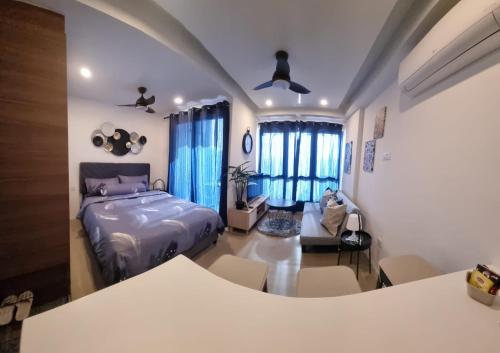 JodohHarbourBay Residence. Batam. Studio. 1min to Ferry的一间卧室设有一张床和一间客厅。