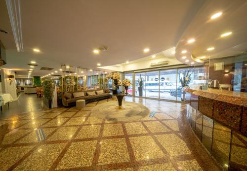 伊斯坦布尔全季酒店的大厅,在大楼里配有沙发和鲜花