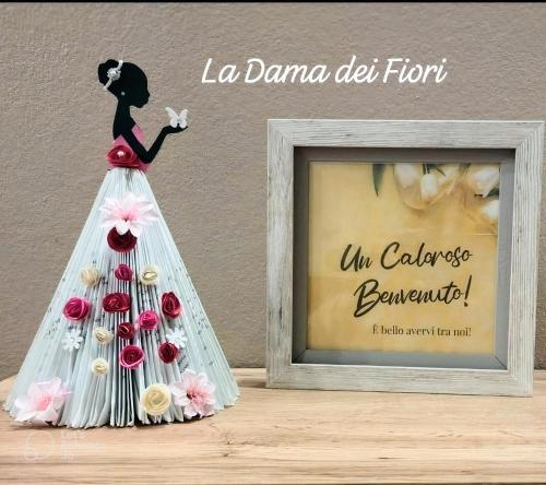 维梅尔卡泰La Dama dei Fiori的一张蛋糕上挂着女人的连衣裙的照片