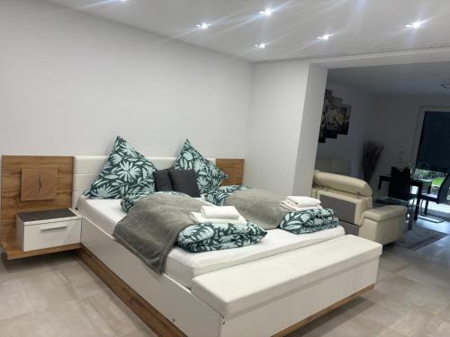 杜塞尔多夫Lenti Düsseldorfer Apartment’s的客厅配有带枕头的白色沙发。