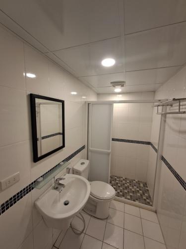 Hu-t'ou-shan夢想旅居的白色的浴室设有卫生间和水槽。