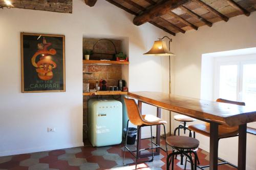 罗马THE ROMAN WAY OPERA的厨房设有酒吧、桌子和椅子