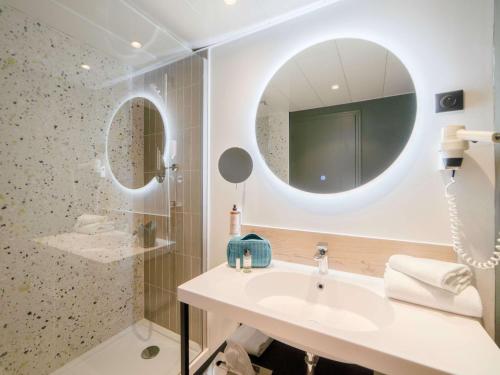 阿普瓦尼Mercure Auxerre Autoroute du Soleil的一间带水槽和镜子的浴室