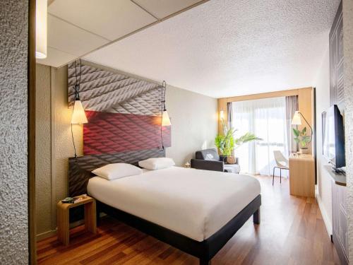 戛纳戛纳普拉基拉博卡宜必思酒店的一间酒店客房,房内配有一张大床