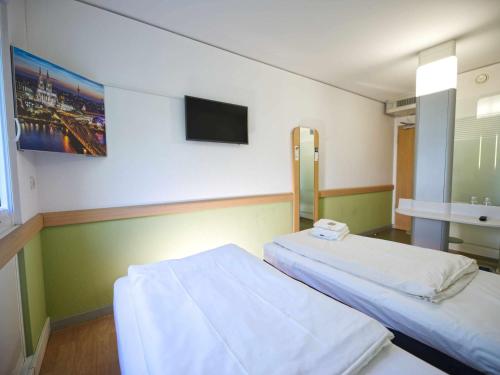科隆科隆展览中心宜必思快捷酒店的一间医院间 - 带两张床和一台平面电视