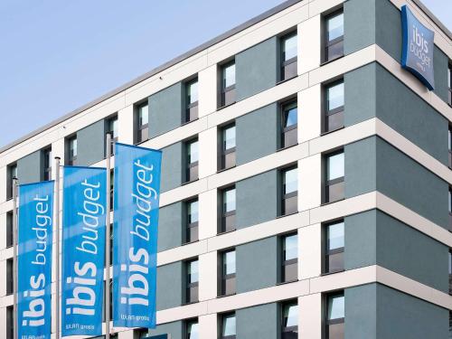 科隆科隆展览中心宜必思快捷酒店的建筑的侧面有蓝色标志