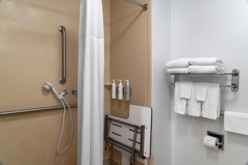 南金斯敦汉普顿南金斯敦新港区酒店的带淋浴和白色毛巾的浴室