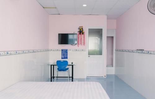 Xuyên MộcPhương Tú Hostel的一间卧室配有一张床和一张蓝色椅子