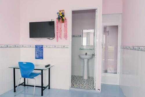 Xuyên MộcPhương Tú Hostel的一间带卫生间的浴室和墙上的电视